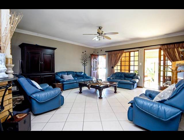 3 BEDROOM TOWNHOUSE FOR SALE IN THATCHFIELD